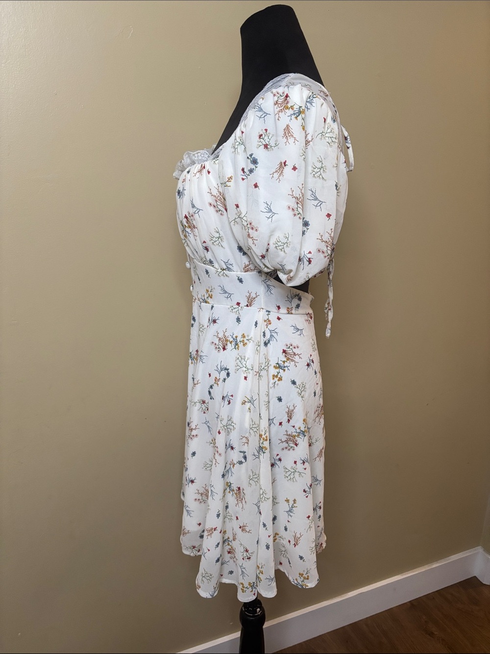 Cotton White Floral Puff-Sleeve Mini Dress with Lace Trim - Picture 3 of 5